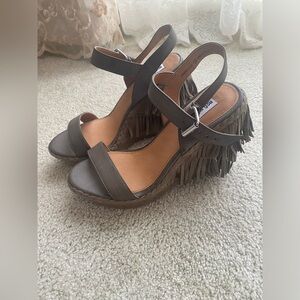 NWOT taupe fringe sandals size 10